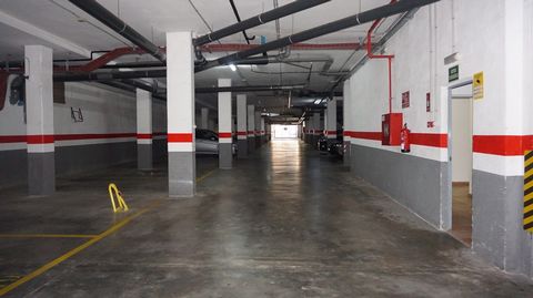 Storage room of 5m2 in the Fenals area of Lloret de Mar. Ideal for families with bicycles and personal belongings, access through the parking ramp to facilitate loading and unloading, also stairs and elevator. Buena Finca, close to all necessary serv...