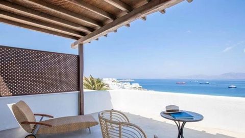 Una villa di lusso si trova in una posizione perfetta per essere a pochi passi dalla città di Mykonos e dai suoi superbi servizi, ma anche a pochi minuti dalle splendide spiagge che rendono quest'isola così magnifica. Oltre a molte altre caratteristi...