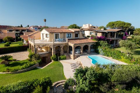 Splendide villa à vendre située dans le prestigieux quartier de Baia Caddinas. La propriété est prête à être achetée et habitée immédiatement. On accède au rez-de-chaussée par une élégante entrée qui mène à l'espace de vie spacieux et lumineux, compo...