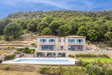 Deze prachtige stenen villa van 420m² werd gebouwd in 2011 met moderne verwijzingen naar de traditionele Provençaalse architectuur. De villa heeft een panoramisch uitzicht op zee en de bergen van Cap Ferrat tot het Esterel-gebergte. De villa is verde...