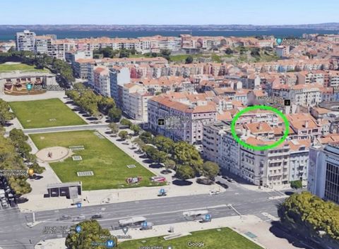 Nous vous présentons une opportunité unique au cur de Lisbonne : un immeuble résidentiel situé à quelques mètres de l'emblématique Jardim da Alameda. Cette propriété, actuellement en pleine exploitation, se compose de 12 fractions, de types T4 et T5,...