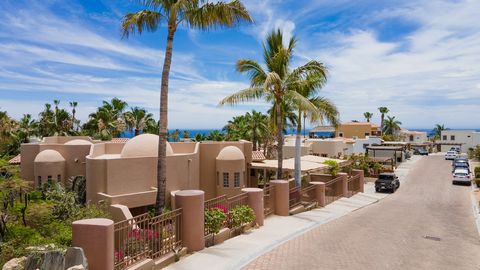 Wir präsentieren Casa Bellagio, ein atemberaubendes Immobilienangebot in Cabo Bello – einer angesehenen Wohnanlage entlang des Cabo-Korridors, östlich von Cabo San Lucas. Mit einem prächtigen architektonischen Design, das mit Kuppeln und Säulen gesch...