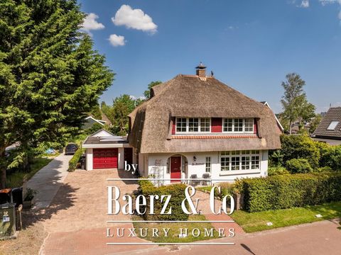 Welkom op de Bosrandweg 1 in Schoorl. Deze woning is gelegen in het gezellige Schoorl, gelegen in Noord-Holland. Dit dorp is een charmante plek omringd door de hoogste duinen van Nederland. Het dorp biedt een perfecte mix van natuur, rust en gezellig...