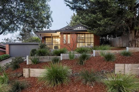 Surélevée au-dessus de la rue pour offrir une vue imprenable sur la cime des arbres, cette maison en brique magnifiquement présentée offre un aménagement par zones généreux idéal pour les familles en pleine croissance. Bénéficiant d’espaces de vie fo...