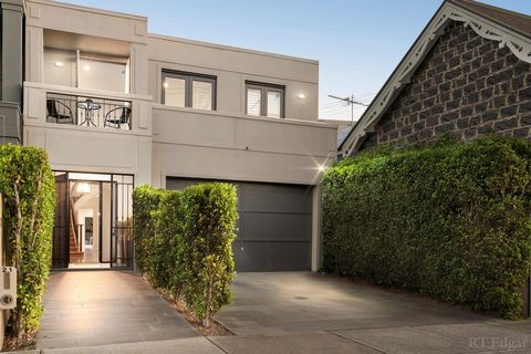 Expressions of Interest Closing Tuesday 1st October at 5:00pm (Unless Sold Prior) Framed by sun-splashed spaces, verdant garden vistas and impressive proportions, this contemporary residence is an elegant setting to pamper an indoor-outdoor family li...