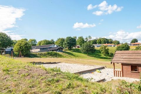 Mit einer schönen Aussicht über den Kleinen Belt und die Genner Bucht liegt der Ferienpark Løjt in einer schönen Umgebung mit Natur und einem Golfplatz. Alle Häuser liegen erhöht und viele haben Meerblick. View movie on YouTube. Danland Løjt Dieser F...