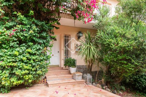 Lucas Fox te presenta esta bonita casa situada en Can Cortés, en un entorno natural, rodeado de naturaleza a menos de 15 min. de Barcelona en una parcela de más de 1.000 m². La vivienda, se encuentra en una parcela con un bonito y cuidado jardín a ni...