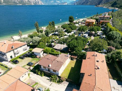 Benvenuti a Villa Campagnola, Malcesine (VR) - un'incantevole villa a schiera che incarna lo spirito vivace e l'atmosfera rilassante del lago di Garda. Con tre lati liberi a nord, est e ovest, questa proprietà offre una posizione privilegiata per god...