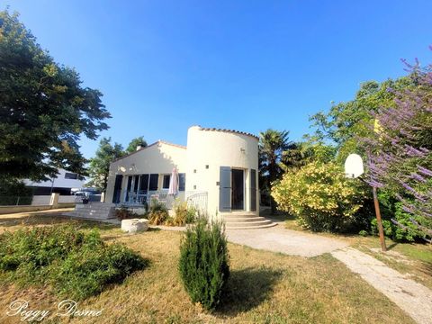 Maison de plain-pied dune surface habitable de 144 m2 sur une parcelle de 927 m2 située sur la commune de Bourgneuf, à 10km de La Rochelle. Elle dispose dune très grande pièce de vie de 71 m2 avec accès direct sur lune des terrasses et se compose dun...