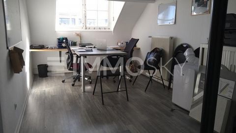 MONTARGIS between the city center and the train station, renovated commercial premises including a reception office, a meeting room, an office overlooking the back neck, upstairs a shower room wc, a kitchen and 2 offices. Small plot of land at the ba...