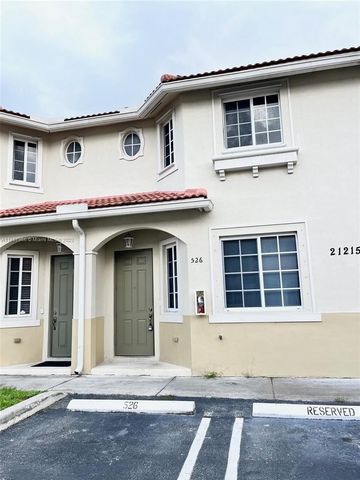 Beautiful and comfortable 3 bedrooms and 2.5 bathrooms townhouse located in a gated community, with tons of common areas including swimming pool, playground, tennis court and much more. The property features a formal living room, and open flooring wi...