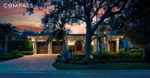 Bem-vindo a esta bela, leve e brilhante casa de 3 quartos, 3,2 banheiros, situada em uma fonte de água tranquila e localizada no condomínio fechado de Old Palm Golf Club.Esta casa oferece uma graciosa planta aberta, tetos de 13 pés, pisos de mármore ...