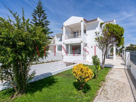 VILLA RÉNOVÉE DE 4 CHAMBRES À 10 MINUTES À PIED DE LA PLAGE D'AVENCAS Les surfaces de cette villa sont réparties comme suit : ÉTAGE 0 : salle de bain sociale complète avec douche Salon 55m2 avec cheminée Cuisine entièrement équipée 18m2 BOSCH ÉTAGE 1...