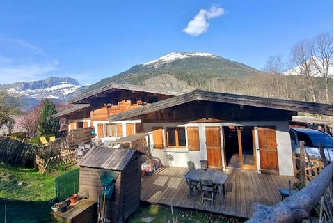 Les Houches 'Les Chavants' Chalet divisé en 3 appartements Deux appartements disposant d'une cuisine équipée ouverte sur le salon avec un accès direct au jardin privatif, une salle de bain ainsi qu'une chambre indépendante. Un appartement avec une en...