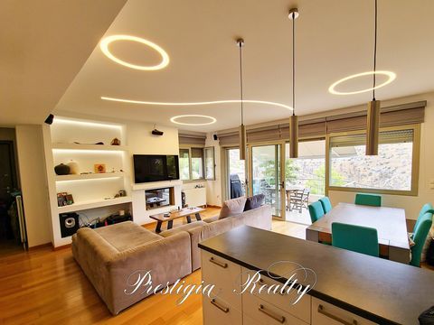 Maisonette of 102 sq.m. with minimal architecture in Panorama Voula, one of the most sought-after and peaceful areas of Attica. The residence was built in 2008, designed by the architectural firm Elytron, and renovated in 2017, offering modern aesthe...