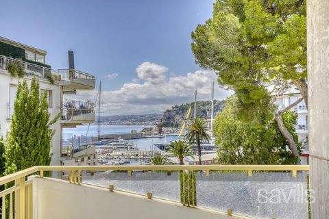 Agente esclusivo: Nice Franck Pilatte Di fronte al mare e al club velico, questo elegante appartamento con due camere da letto si trova in una residenza di lusso sicura con piscina di acqua salata, campo da tennis e custode. Il suo orientamento a sud...