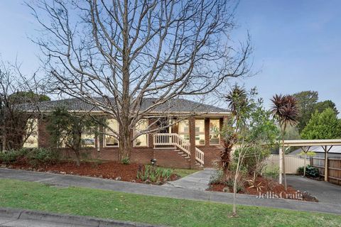 Highlighting seamless, spacious modern living and private easy entertaining, this impeccable single level home is placed in the best location to walk to schools, shops, parks and buses. Accessed from Kinton Court and set amongst freshly mulched garde...