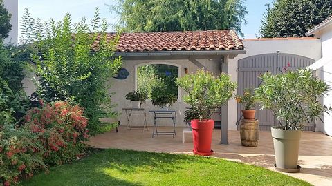 Comment ne pas succomber au charme envoutant de cette propriété située à Lagord en lisière de La Rochelle. A l'abri des regards, sur 1500 m2 entièrement clos, arboré de nombreuses essences, paysagé, offrant des espaces pour chacun et une piscine avec...