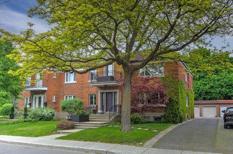 Ce magnifique haut de duplex vous séduira dès le premier regard avec ses espaces ouverts et son design moderne, offrant une luminosité optimale. Une belle terrasse arrière et un garage complètent cette propriété. Dès que vous franchirez le seuil, vou...