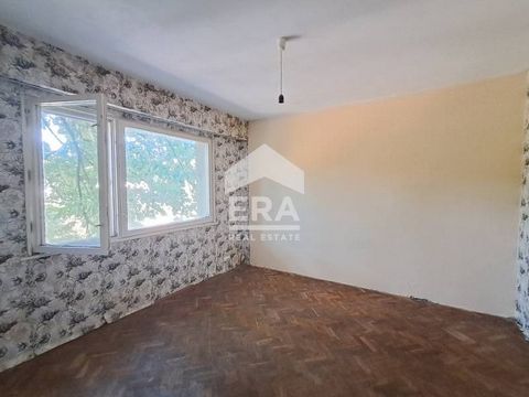 EXCLUSIEF! ERA Varna Trend biedt een appartement met één slaapkamer te koop aan met een bebouwde oppervlakte van 60 m², gelegen op de tweede verdieping van in totaal 8 verdiepingen. De woning bestaat uit een woonkamer (22 m²) met toegang tot een terr...