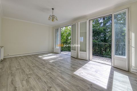 NOUVEAUTÉ - CÔTÉ PARTICULIERS NANTES. Idéalement situé au pied des commerces et des transports de Trois Moulins à Rezé, cet appartement de 73 m2 se trouve au deuxième et dernier étage d'une petite copropriété bien entretenue. Un hall d'entrée avec pl...