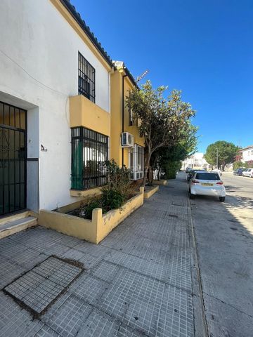 Oportunidad de conseguir una vivienda en propiedad. Es una casa adosada amplia con salón comedor grande y una cocina independiente. Tiene un lavadero y patio detras de la casa. En la planta de arriba hay 3 dormitorios amplios con un cuarto de baño, S...