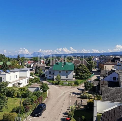 Attention capital investors in Vöcklabruck: Impressive apartment with a great view on the general roof terrace. The apartment is currently rented for a limited period (until July 2026) and is ideal for investors. With a popular size of 46 m² of livin...