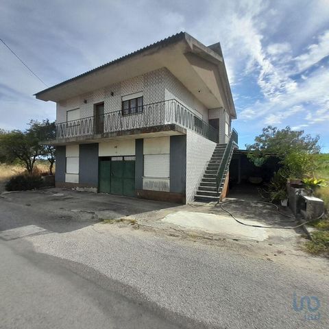 Moradia T3 ,rés do chão com uma ampla garagem , arrumo e cozinha de forno . No primeiro andar uma sala espaçosa com grande luminosidade , três quartos , casa de banho com banheira e cozinha . O pavimento no primeiro andar é em madeira exceto a cozinh...