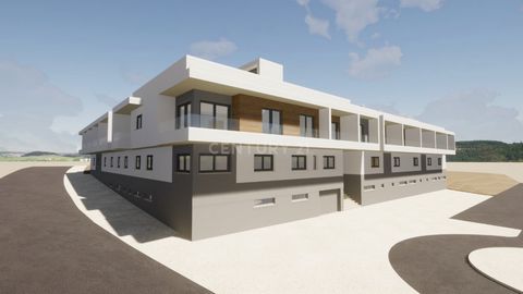 Terrain à Montenegro avec Projet Approuvé | Immeuble Multifamilial de 14 Appartements avec Piscine et Garage. Permis prêt à être retiré et début de la construction | Nouveau Développement avec 14 Appartements. Ce terrain est situé dans la zone de Mar...