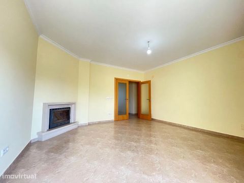 Appartement T3 Duplex, situé dans le centre du village de Caxarias, idéal pour ceux qui recherchent un appartement très bien situé près de la zone industrielle, de la gare, du commerce et des restaurants, dans un quartier agréable et une bonne exposi...