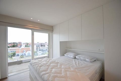 Disfrute de sus vacaciones en De Haan con todo lujo y tranquilidad en este exclusivo apartamento.Cocina moderna con isla todo lo necesario para cocinar bien, en armonía con vistas a la playa y al mar.Luz salón comedor con sillón de cuero. Terrazas en...