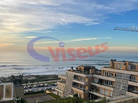 Apartamento T4, Penthouse, com terraço, situado em Canidelo, Vila Nova de Gaia, na 1º Linha de Mar. Inserido no Condomínio Fechado Quinta do Mar. Como Novo. Apartamento com 424m2 de área bruta e 228.5m2 de área útil Ampla sala comum com 63m2. 4 quart...