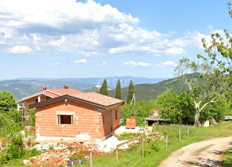 ISTRIA, MOTOVUN - Dom w budowie Motovun to popularna miejscowość turystyczna, która dziś cieszy się reputacją ośrodka hedonistów z całego świata. Starożytne istryjskie miasto na akropolu, położone na szczycie wzgórza o wysokości 277 metrów, które dom...