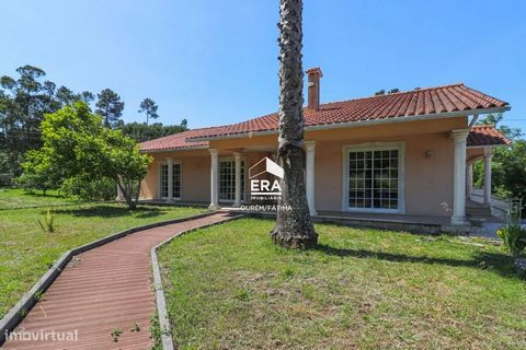 Villa de 4 chambres dans un contexte rural, dans la paroisse d’Urqueira, Ourém. La propriété se compose de 2 étages : Au rez-de-chaussée, la maison se compose d’une cuisine, d’une salle à manger et d’un salon le tout en Open Space avec cheminée et ce...