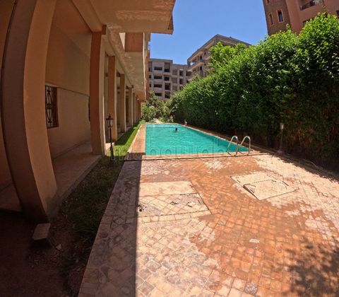 Discover an apartment of 89m² of living space for sale in the heart of the Hivernage, in a secure residence with swimming pool. This property consists of a living room, fitted kitchen, bathroom, 2 bedrooms one with a balcony and the other with a terr...