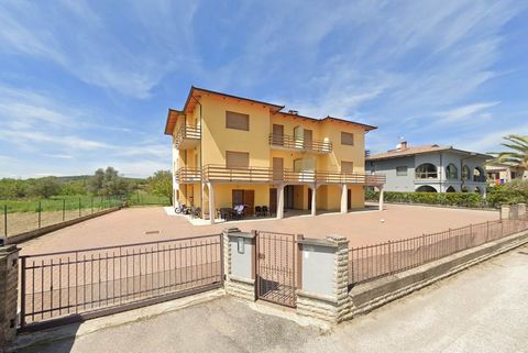 TUORO SUL TRASIMENO: in palazzina recentemente ristrutturata, appartamento indipendente a piano terra composto da: soggiorno con angolo cottura e camino, camera matrimoniale, antibagno e bagno. La proprietà comprende posto auto esclusivo giardino pri...