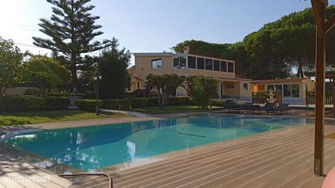 Belíssima quinta com Moradia, Anexo, Piscina e Terreno em Terrugem, Sintra. Esta propriedade conta com: Sala e cozinha em open space equipado; Lavandaria equipada; Sala de estar com recuperador de calor; 2 quartos comuns com roupeiro; 1 Suíte com clo...