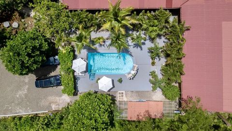 Entdecken Sie Ihr eigenes Stück Paradies mit dieser außergewöhnlichen einkommensschaffenden Immobilie im Herzen von Villareal, Guanacaste. Perfekt gelegen, nur 10 Minuten vom Strand von Tamarindo und 20 Minuten von Playa Avellanas entfernt, bietet di...