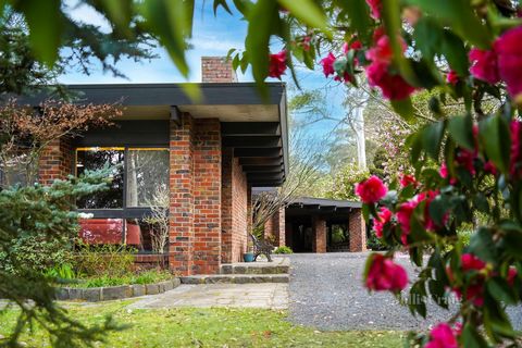 Proposée à la vente pour la toute première fois, cette remarquable maison moderne du milieu du siècle, conçue par un architecte, construite en 1975, a résisté à l’épreuve du temps. Mettant en valeur l’artisanat et construite pour durer avec des matér...