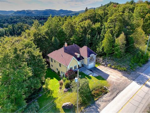 Cette magnifique maison offre un cadre de vie alliant confort moderne et proximité avec la nature. Dès l'entrée, vous serez charmé par ses planchers de chêne au rez-de-chaussée et son aire de vie principale ouverte, baignée de lumière naturelle grâce...