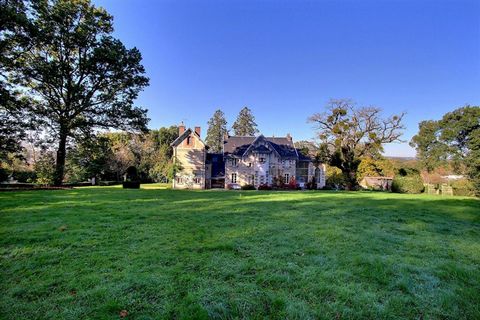 Rennes à 30 mn. Située à Guipry-Messac cette propriété est édifiée au milieu d'un remarquable parc arboré de 5 ha, sur un coteau d'où l'on découvre une vue lointaine sur la campagne environnante. Je vous propose cet élégant manoir de 1850 avec maison...