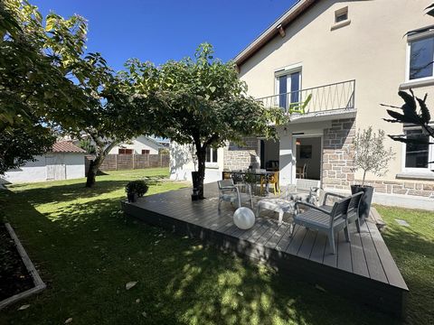 Bien Rare,Hyper centre de Saint-Girons,maison des années soixantes entiérement rénovée avec jardin,dépendances et garages,dans quartier calme. Environ 150m² habitables sur rez de chaussée+1: Piéce à vivre de 40m² sur terrasse,cuisine de 13m²,buanderi...