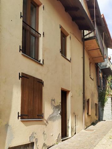 Dans un village typique perché sur les collines du Monferrato, au pied du majestueux château de Montemagno, se dresse cette jolie maison presque entièrement rénovée. Il est disposé sur trois niveaux pour un total d’environ 130 mètres carrés et avec u...