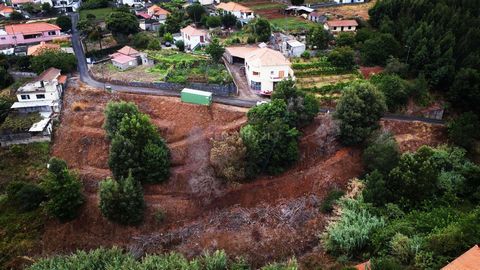 Ce fantastique terrain de 2890 m² à Gaula offre une excellente opportunité d'investissement. Situé dans un quartier privilégié et calme, à seulement 20 minutes de l'aéroport international de Madère et à proximité du centre de la paroisse, il combine ...