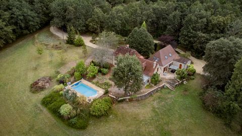 Martina Schwencke et Annet van der Spoel vous proposent deux charmantes maisons en Périgord, situées au calme sur un terrain verdoyant vallonné de plus de 2 hectares avec une piscine. Maisons : - Maison Périgourdine Authentique : Cette maison pleine ...