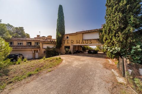 Exclusive luxury property in Cala Canyelles, Lloret de Mar, completely to be renovated. It has a plot of 14,688 m² and a main house of 846 m² distributed over two floors. The home offers ample spaces, including several terraces, a garage and a privat...