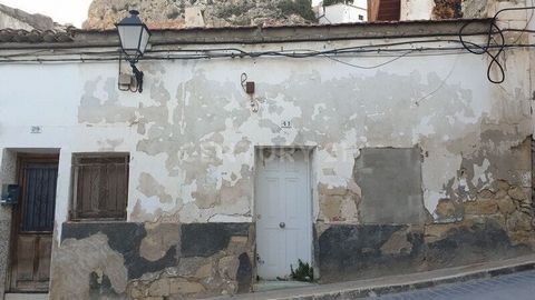 Are you looking for investment opportunities in Castalla? Excellent opportunity to acquire in property this semi-detached house with a surface area of 73 m², located in Castalla, Alicante. Incredible investment opportunity in a privileged location, a...