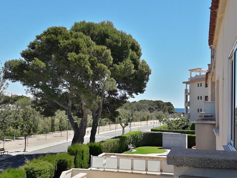 In het dorp Hospitalet de L'Infant ligt dit prachtige en volledig gerenoveerde appartement in de urbanisatie Oliveres, die profiteert van een gemeenschappelijk zwembad en een tuin. Het ligt dicht bij voorzieningen en op een paar meter van het strand....