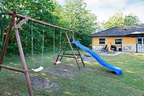 Geräumiges und gut ausgestattetes Ferienhaus auf einem Naturgrundstück in einem schönen Ferienhausgebiet in Højslev. Das Haus hat eine kombinierte Wohnküche mit einem Holzofen. Die Küche ist modern eingerichtet. Es gibt eine Waschmaschine, einen Wäsc...