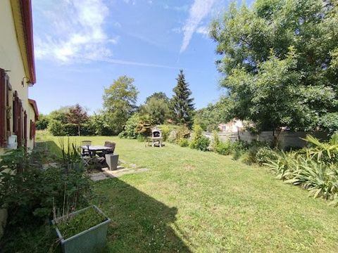 Katia Bascougnano vous propose de découvrir en exclusivité cette longère en pierre située en hameau à Barbechat (44450). De plain pied, elle se compose d' une belle pièce de vie avec poêle à bois, une cuisine ouverte aménagé et équipé, une salle à ma...